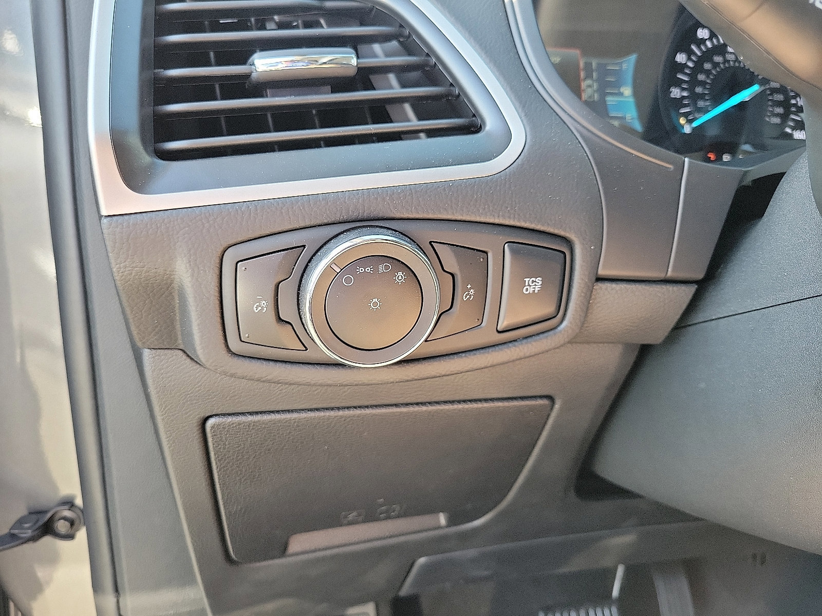 Certified 2024 Ford Edge SE w/ Black Appearance Package image 12