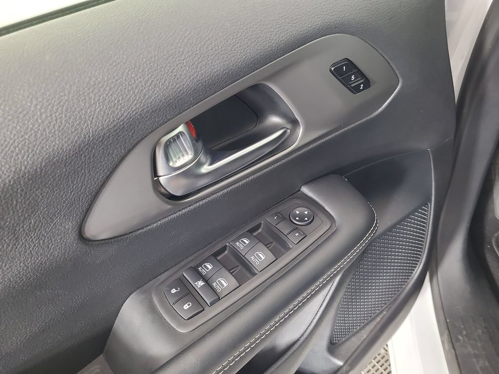 Used 2025 Chrysler Pacifica Select FWD image 17