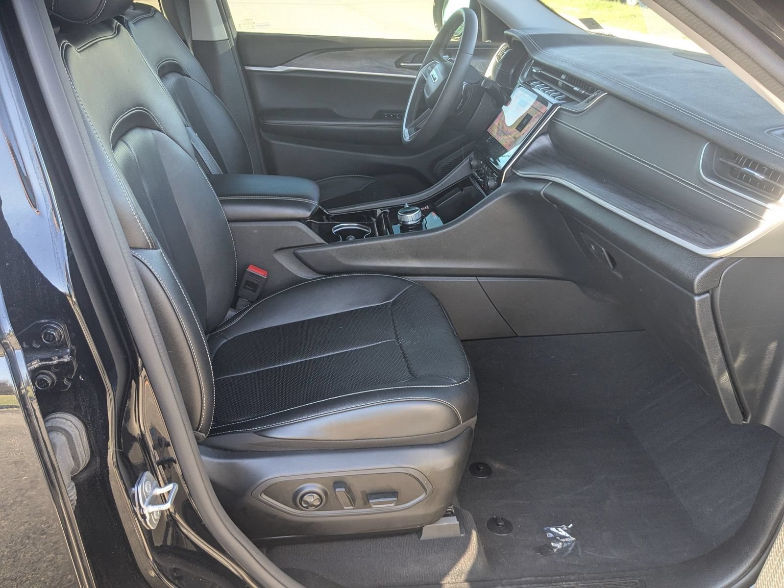 Used 2023 Jeep Grand Cherokee Limited w/ Luxury Tech Group II AWD/4WD image 37