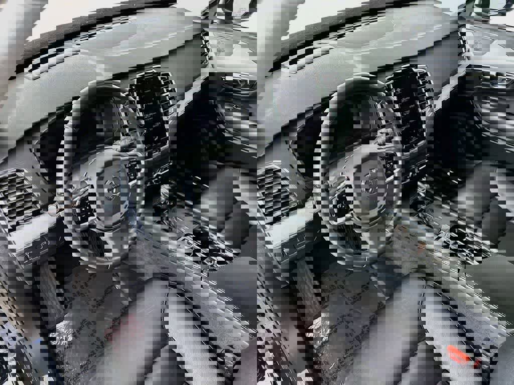 Used 2022 Volvo XC90 T5 Momentum w/ Advanced Package FWD image 2