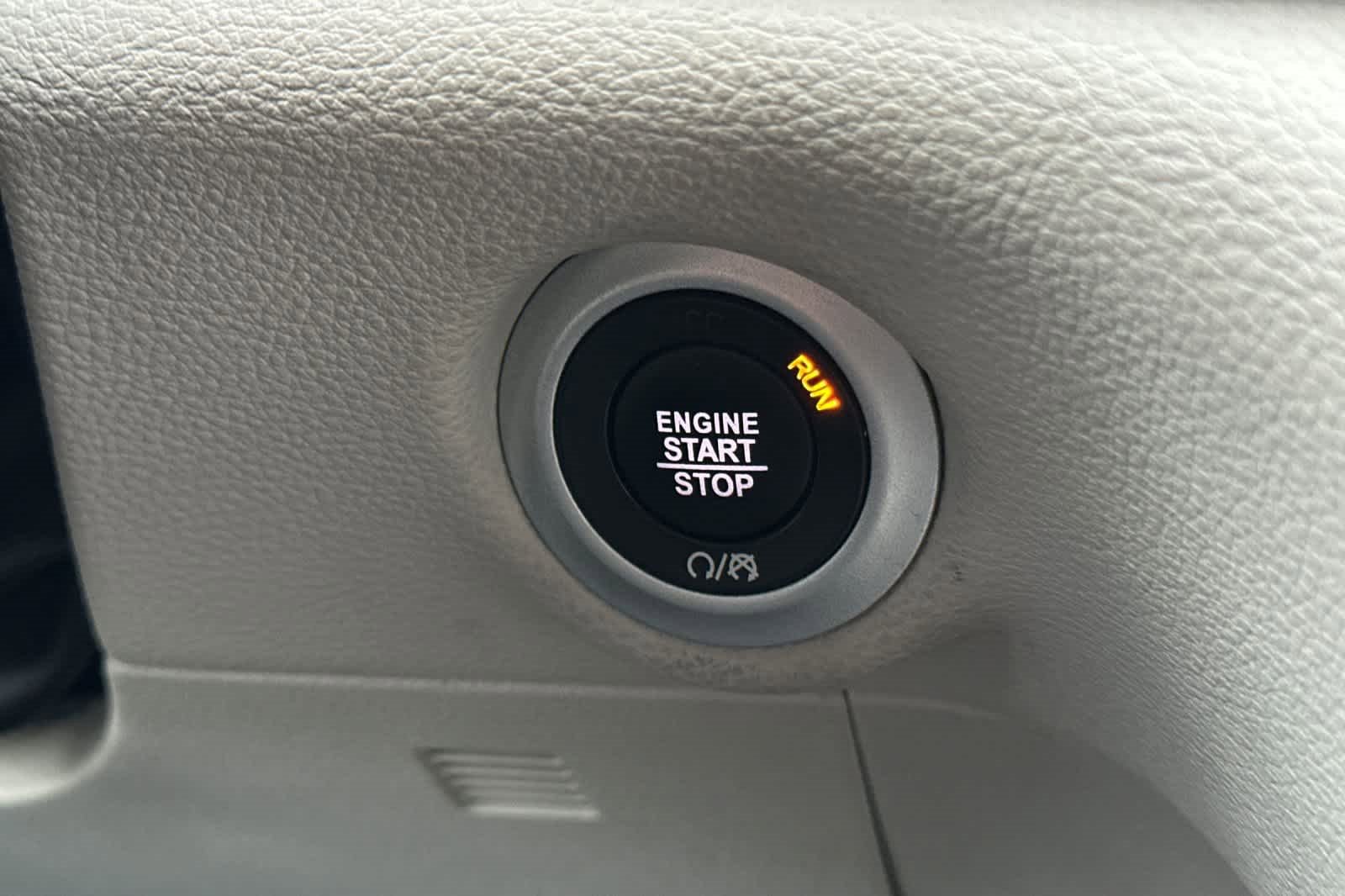 Used 2024 Chrysler Pacifica Select image 24