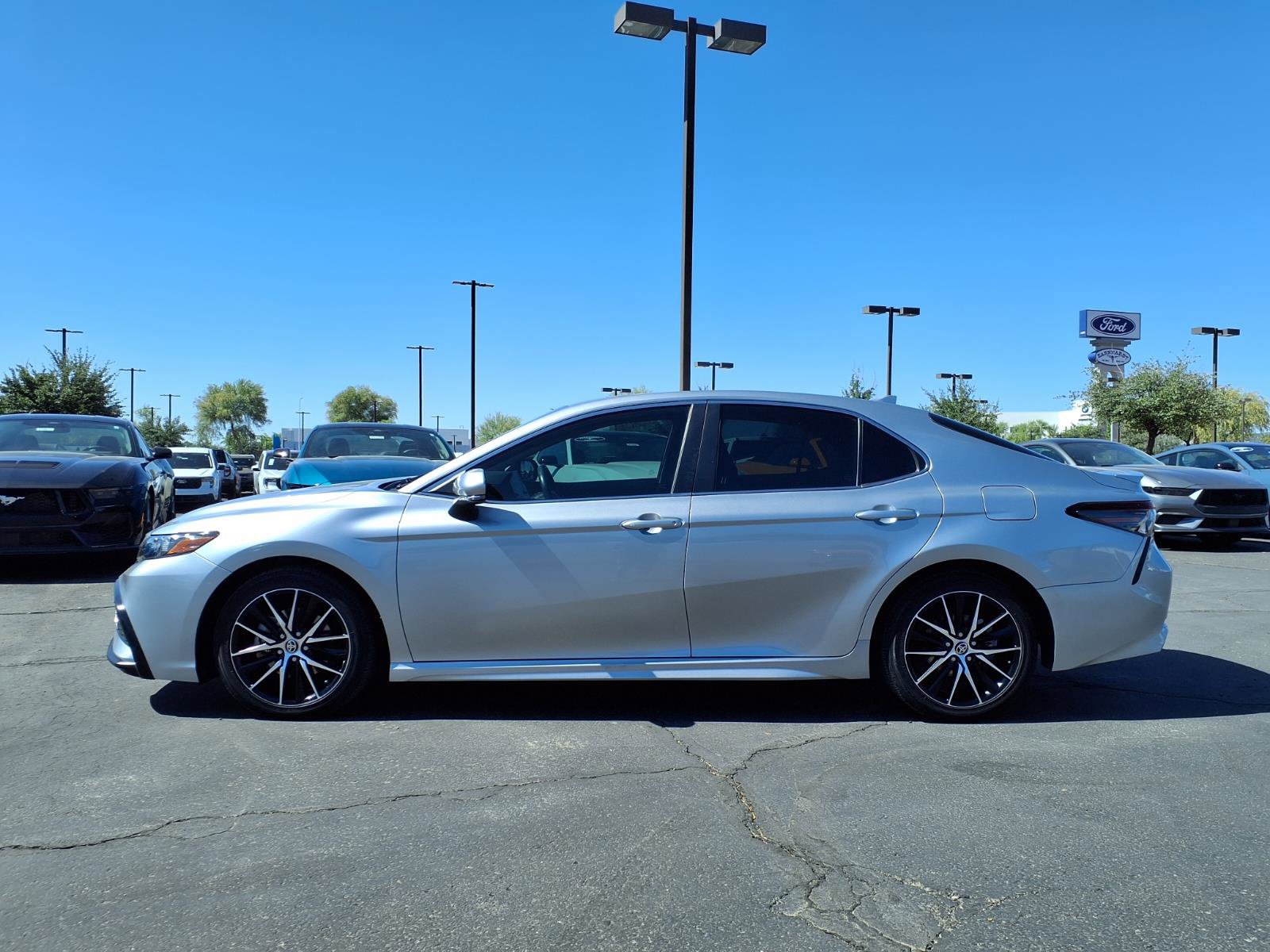 Used 2022 Toyota Camry SE w/ Convenience Package FWD image 3