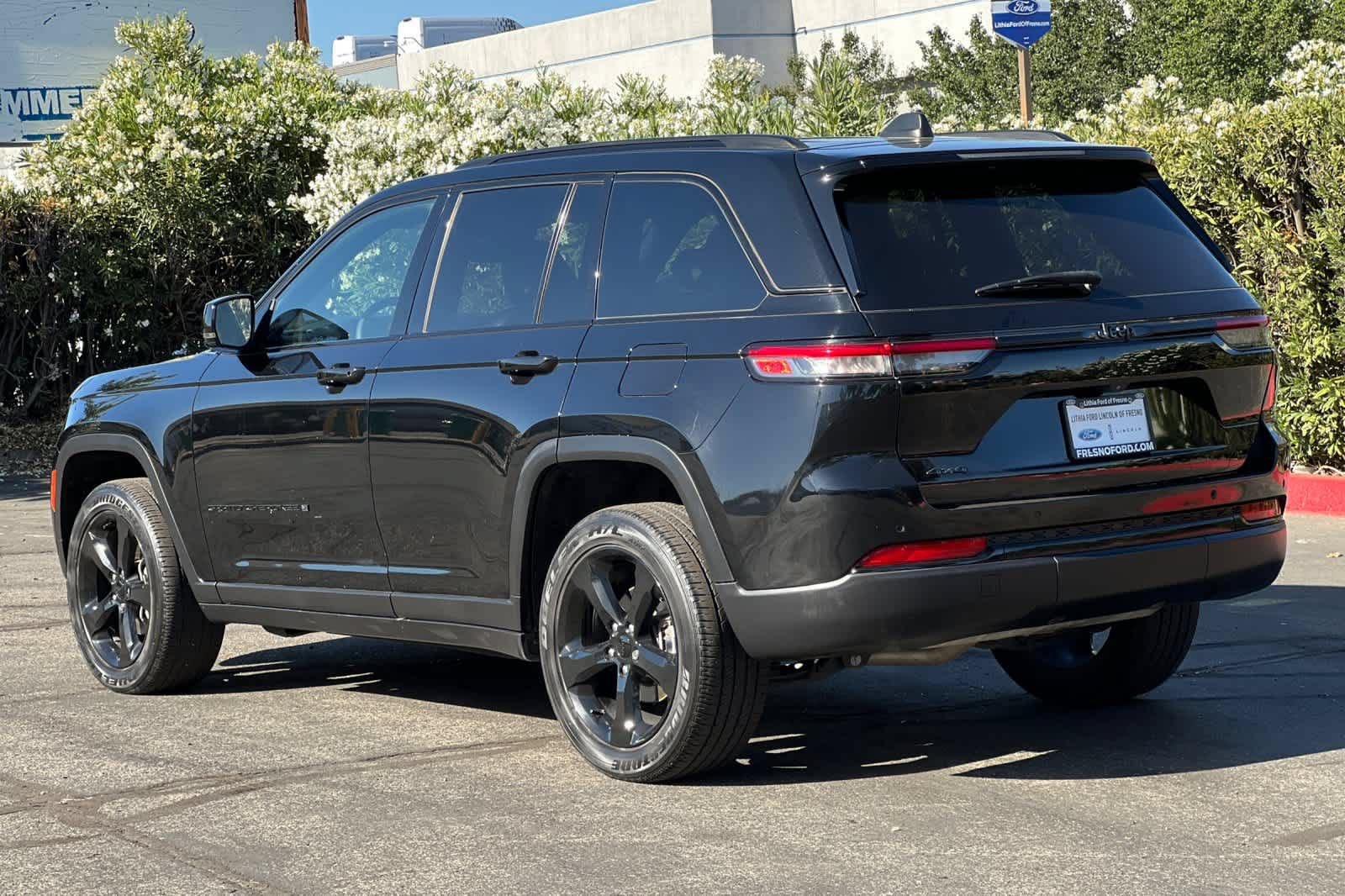 Used 2023 Jeep Grand Cherokee Altitude AWD/4WD image 6