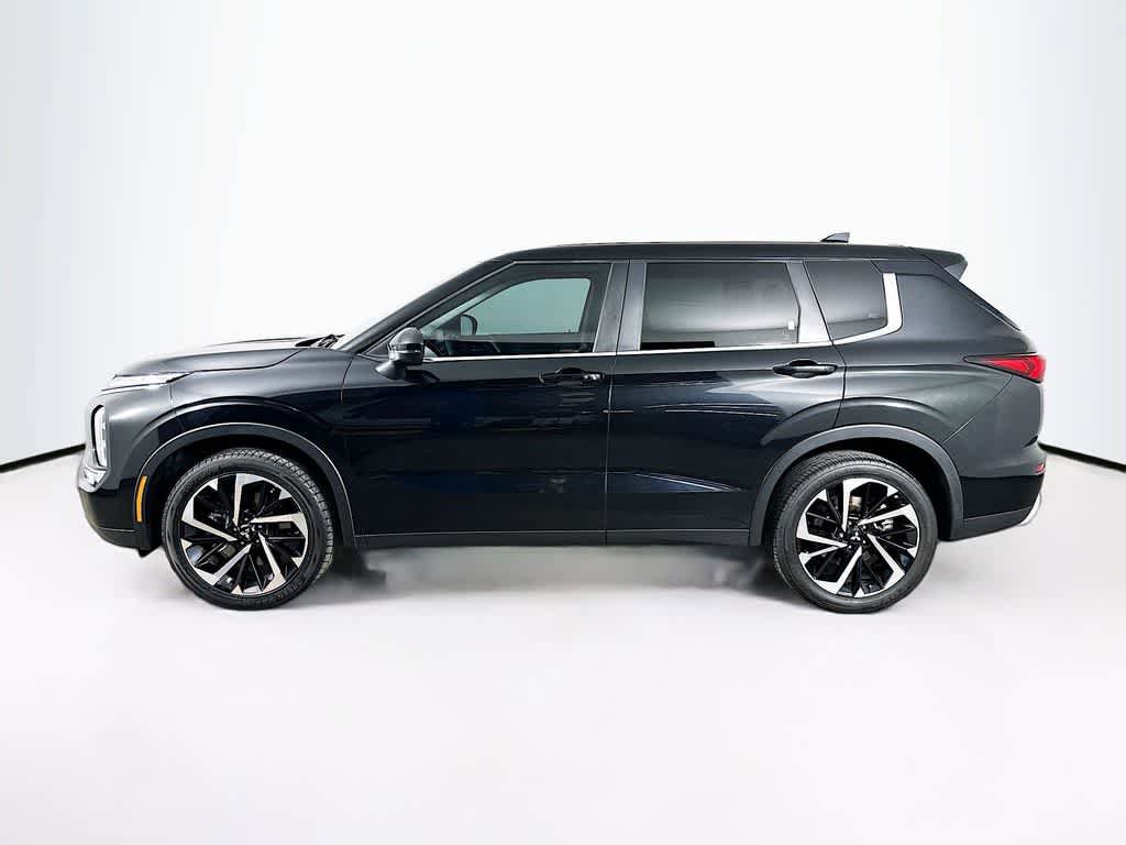 Used 2023 Mitsubishi Outlander SE FWD image 3