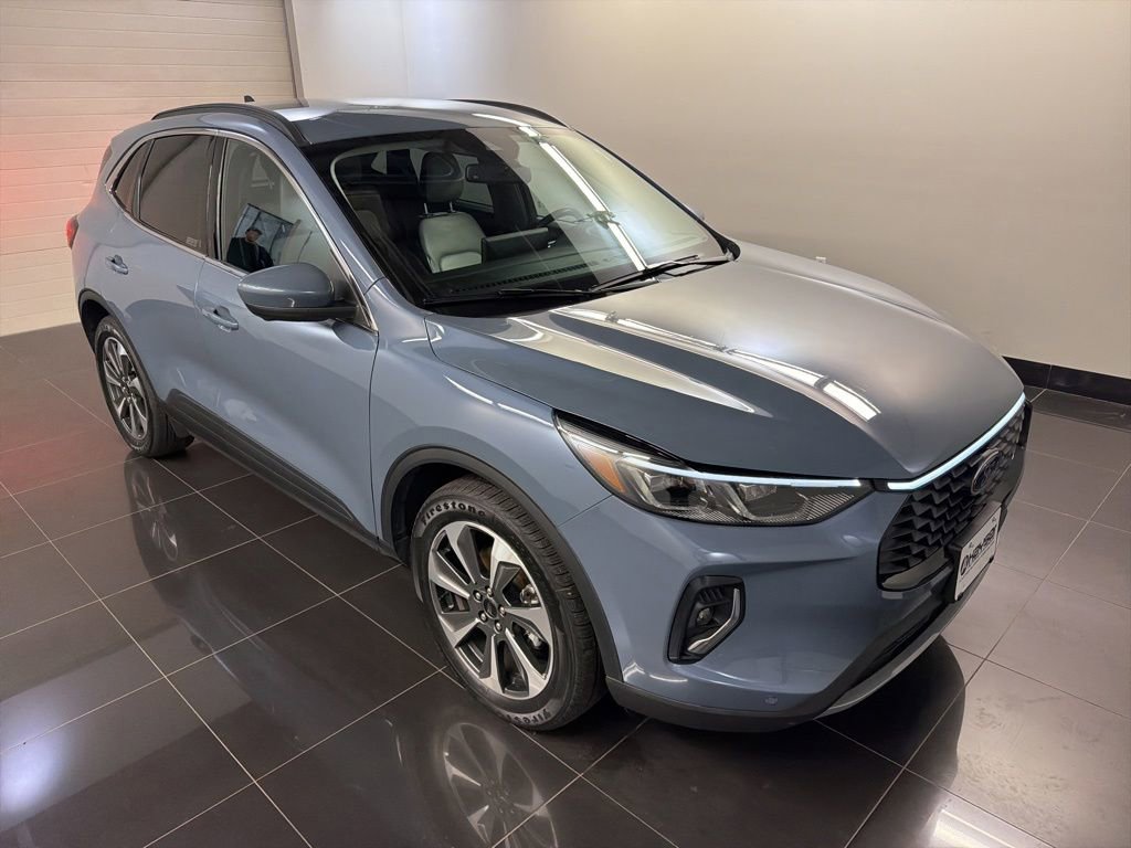 Certified 2023 Ford Escape Platinum AWD/4WD image 1
