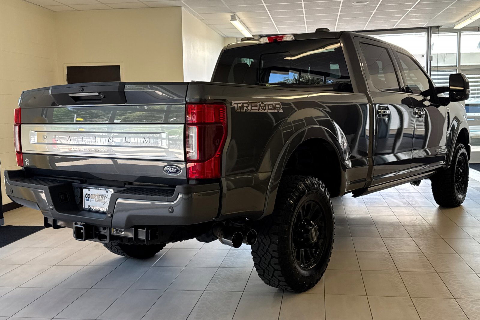 Certified 2020 Ford F250 Platinum w/ Tremor Off-Road Package AWD/4WD image 4