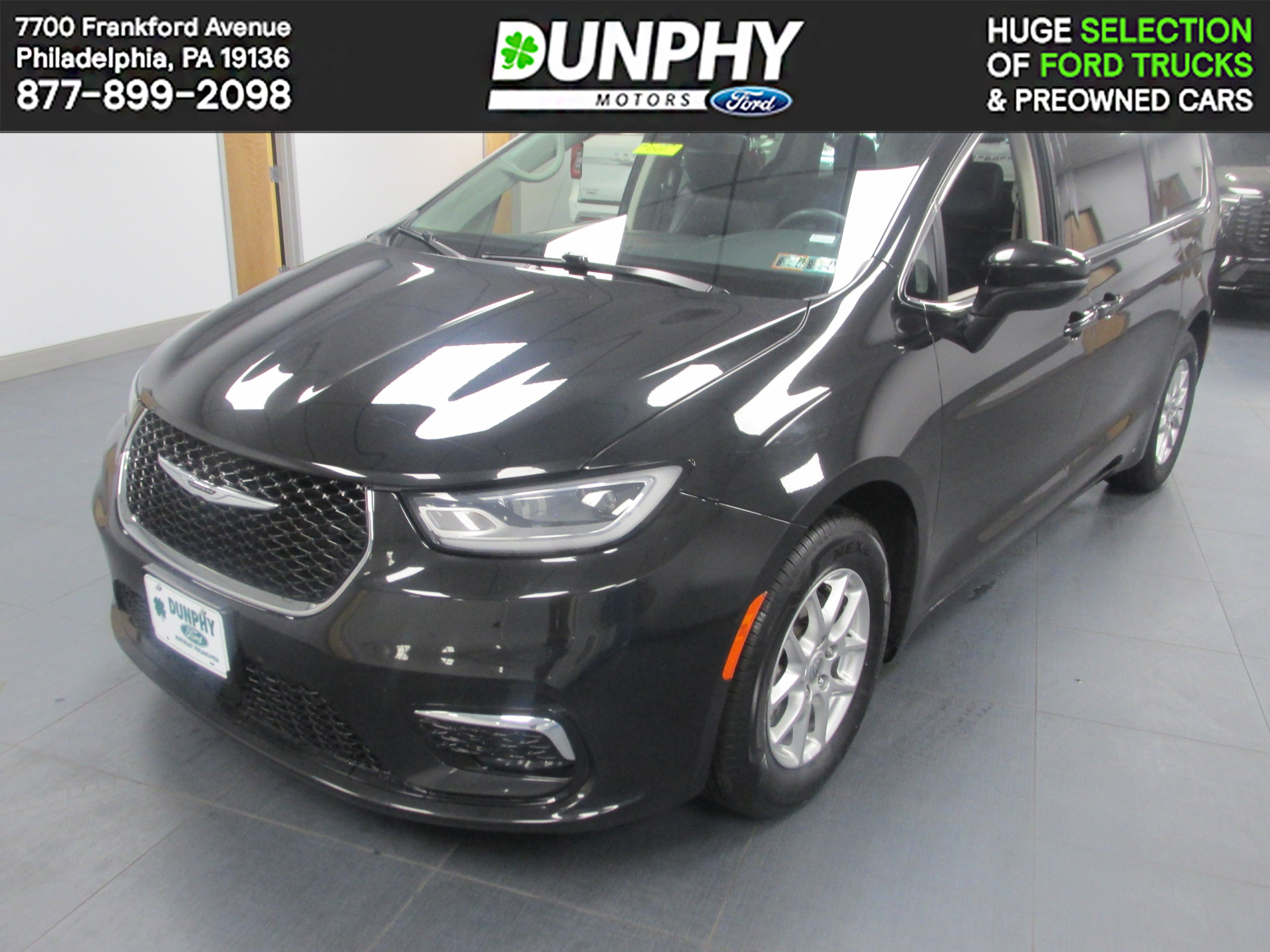 Used 2023 Chrysler Pacifica Touring-L FWD image 1