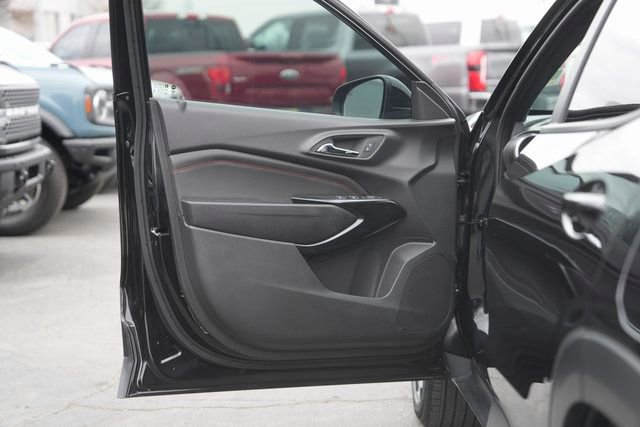 Used 2025 Chevrolet Trax RS w/ Sunroof Package image 30