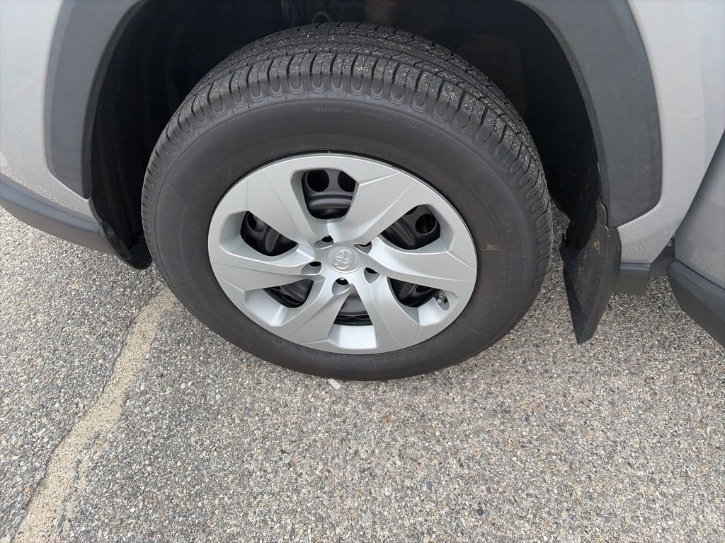 Used 2021 Toyota RAV4 LE AWD/4WD image 14