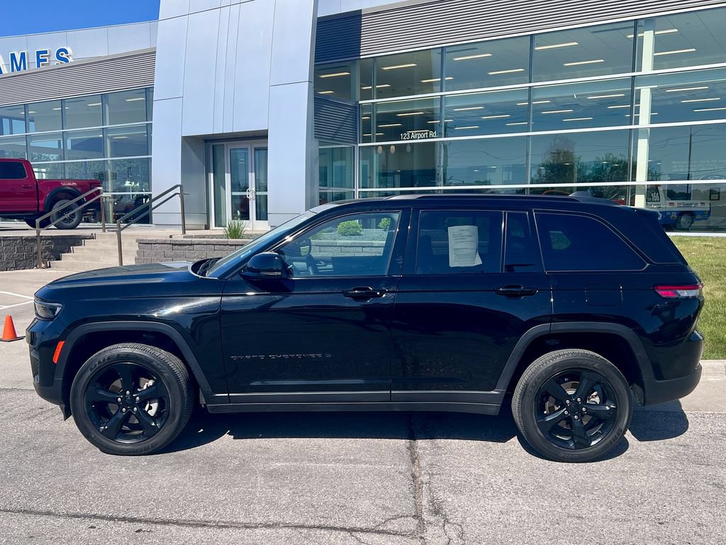 Used 2023 Jeep Grand Cherokee Altitude AWD/4WD image 3