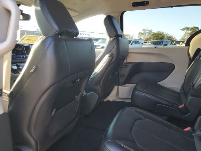 Used 2024 Chrysler Pacifica Touring-L image 13