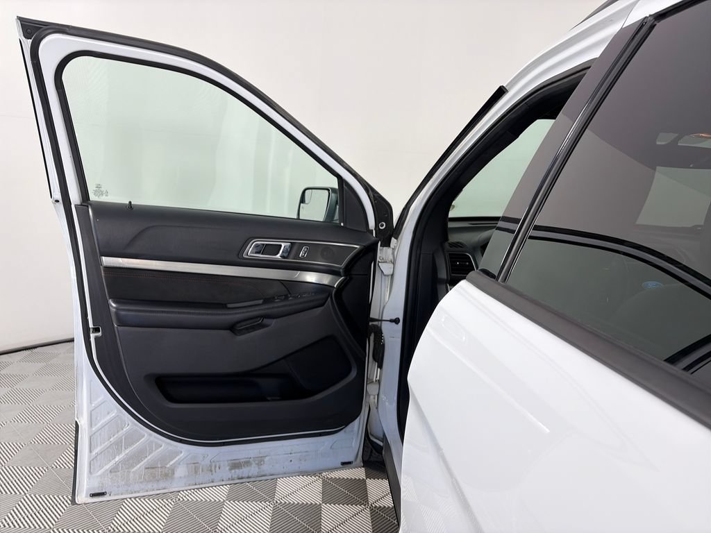 Certified 2018 Ford Explorer XLT w/ Equipment Group 202A AWD/4WD image 10