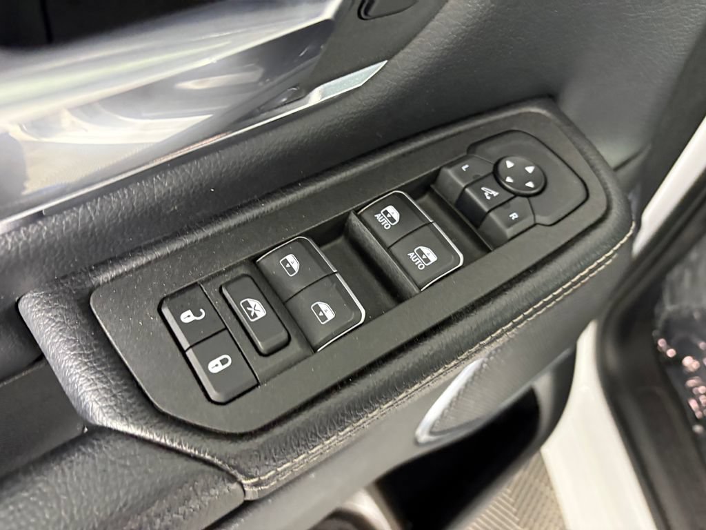 Used 2025 RAM 1500 Laramie AWD/4WD image 13