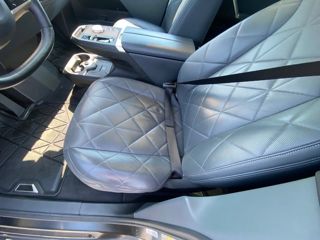 Used 2023 BMW iX xDrive50 w/ Premium Package AWD/4WD image 23