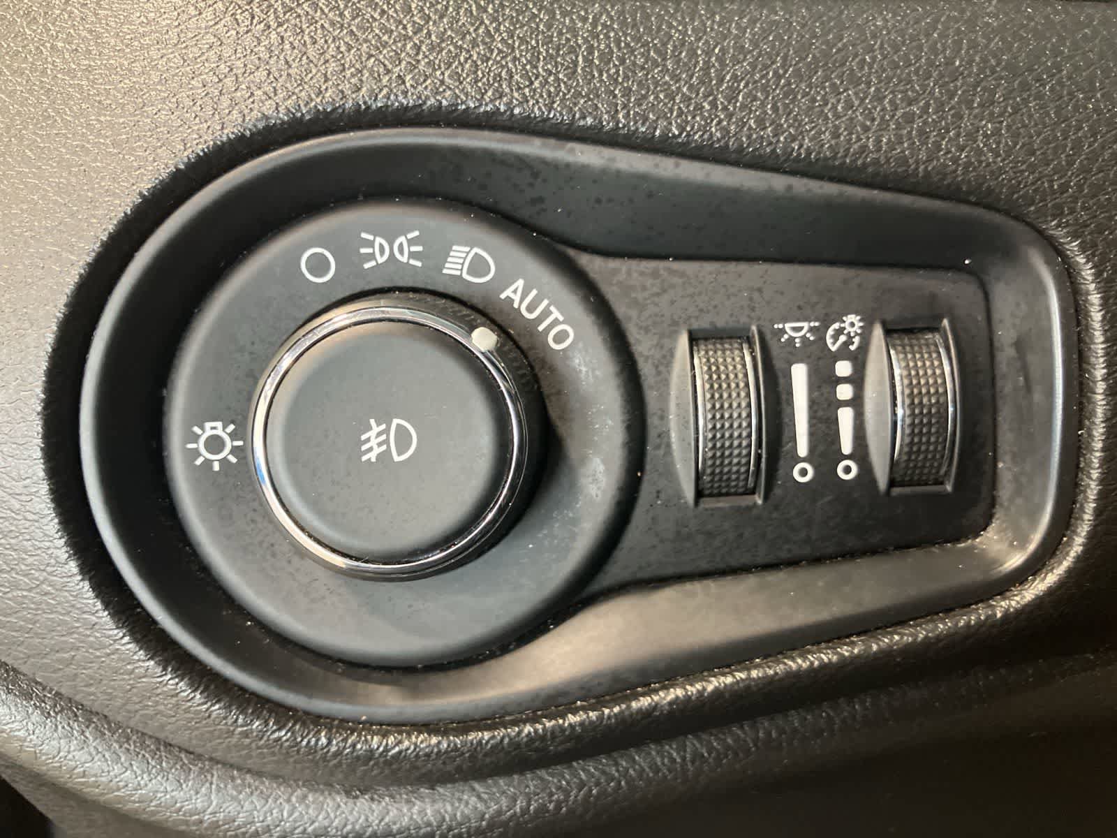 Used 2020 Jeep Renegade Latitude w/ Cold Weather Group AWD/4WD image 13