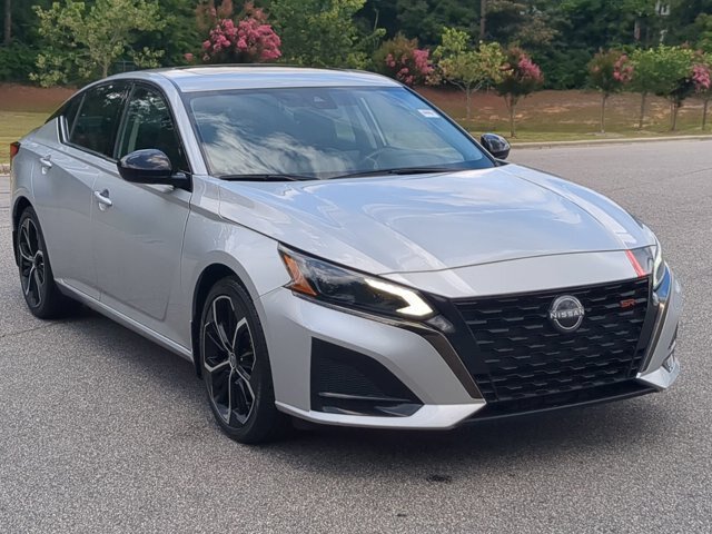 Used 2023 Nissan Altima 2.5 SR w/ SR Premium Package FWD image 2