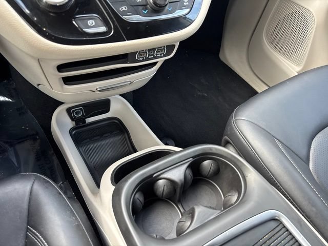 Used 2024 Chrysler Pacifica Limited FWD image 25
