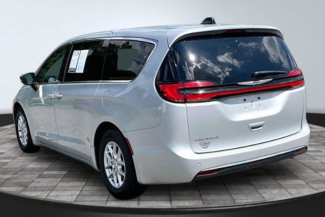 Used 2024 Chrysler Pacifica Touring-L FWD image 2