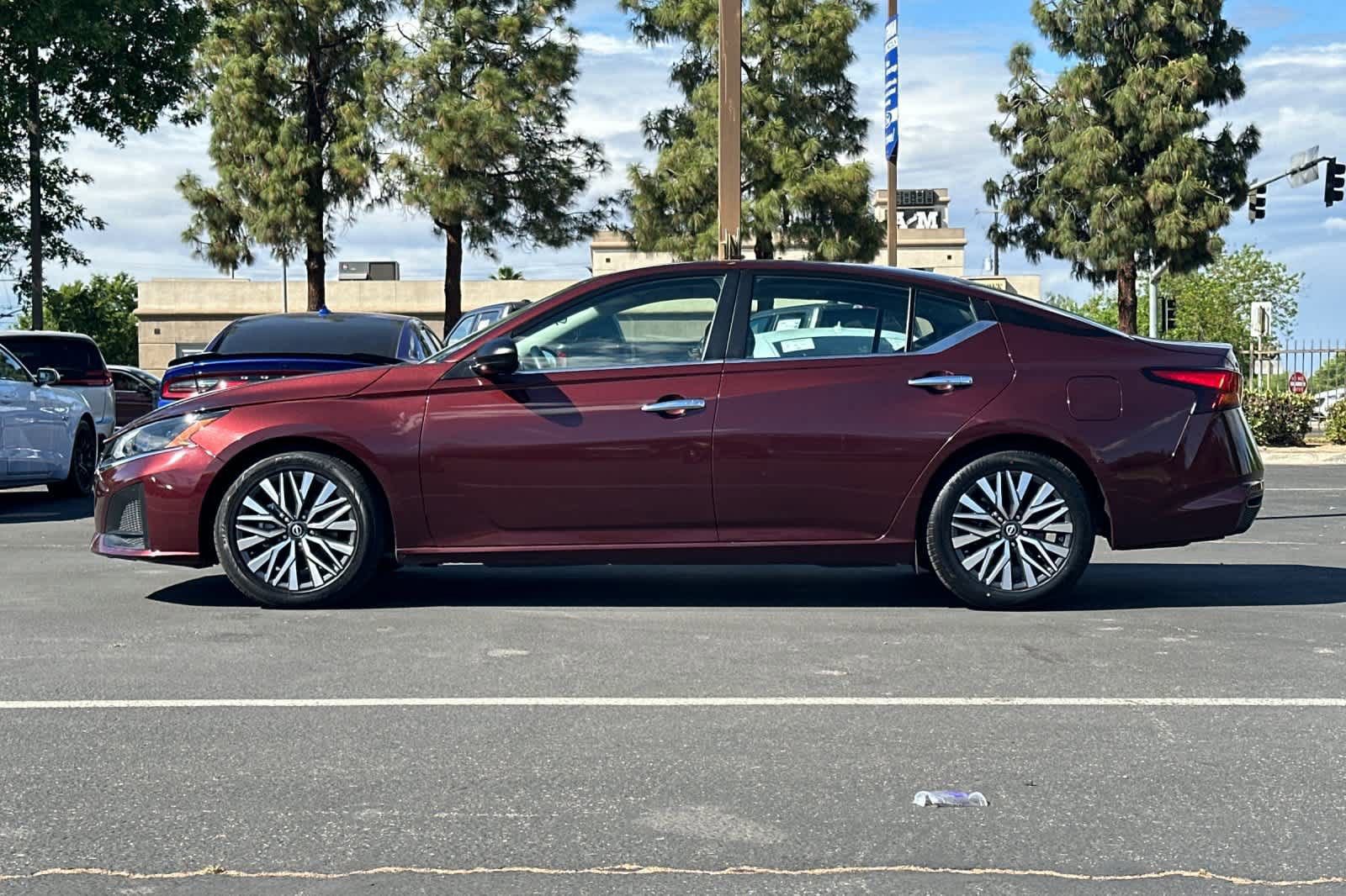 Used 2024 Nissan Altima 2.5 SV image 2