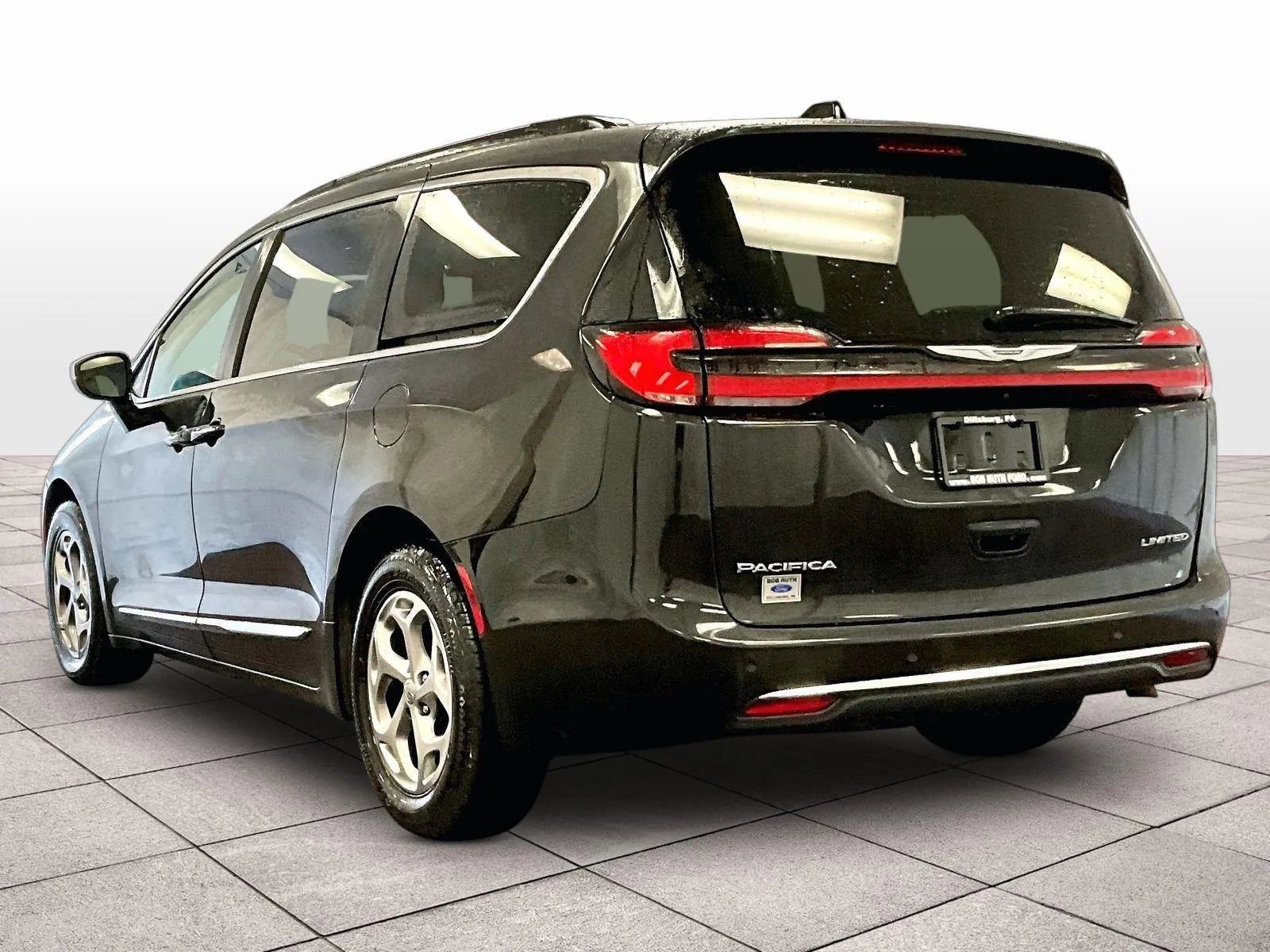 Used 2023 Chrysler Pacifica Limited FWD image 10