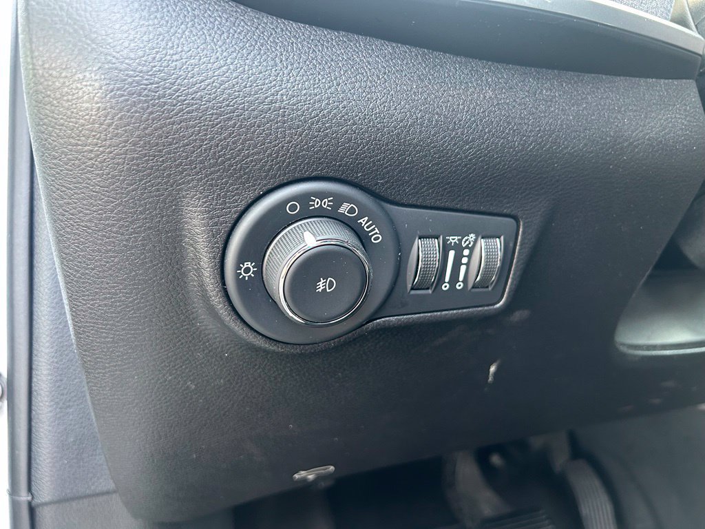 Used 2024 Jeep Compass Latitude AWD/4WD image 17