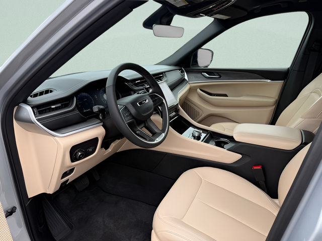 Used 2025 Jeep Grand Cherokee Limited AWD/4WD image 4
