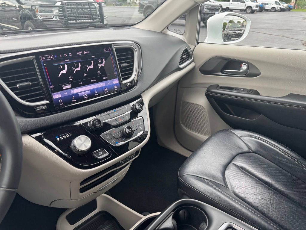 Used 2022 Chrysler Pacifica Touring-L FWD image 13