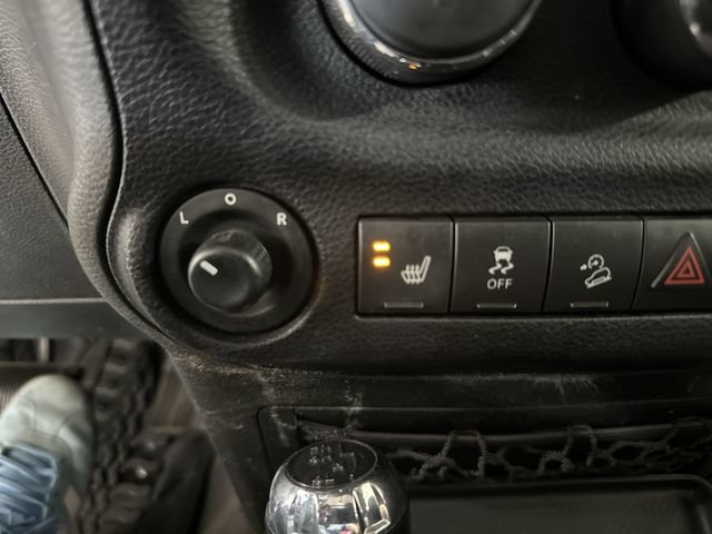 Used 2017 Jeep Wrangler Unlimited Rubicon w/ Connectivity Group AWD/4WD image 34