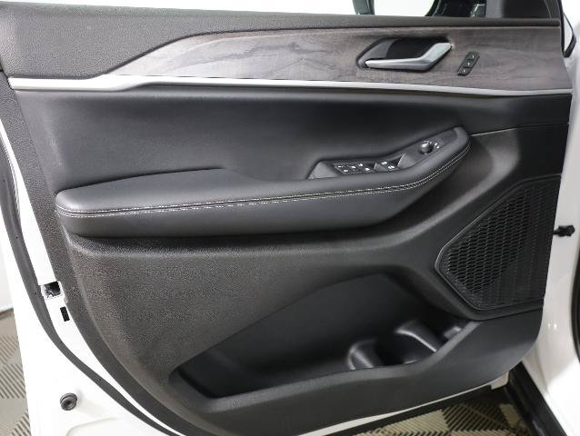 Used 2023 Jeep Grand Cherokee L Limited w/ Black Appearance Package AWD/4WD image 31