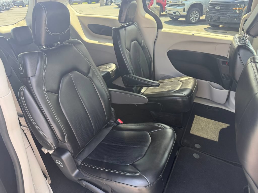 Used 2024 Chrysler Pacifica Touring-L FWD image 21