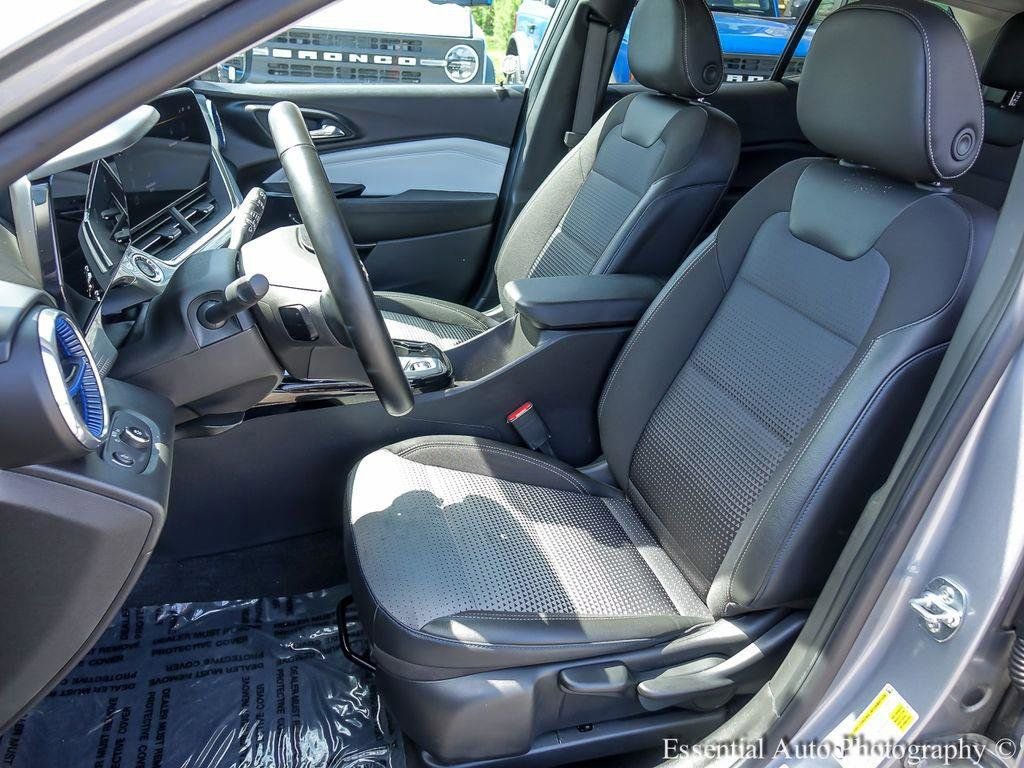 Used 2025 Chevrolet Trax LT w/ LT Convenience Package FWD image 9