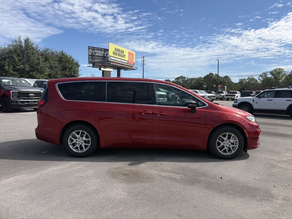 Used 2025 Chrysler Pacifica Select FWD image 8