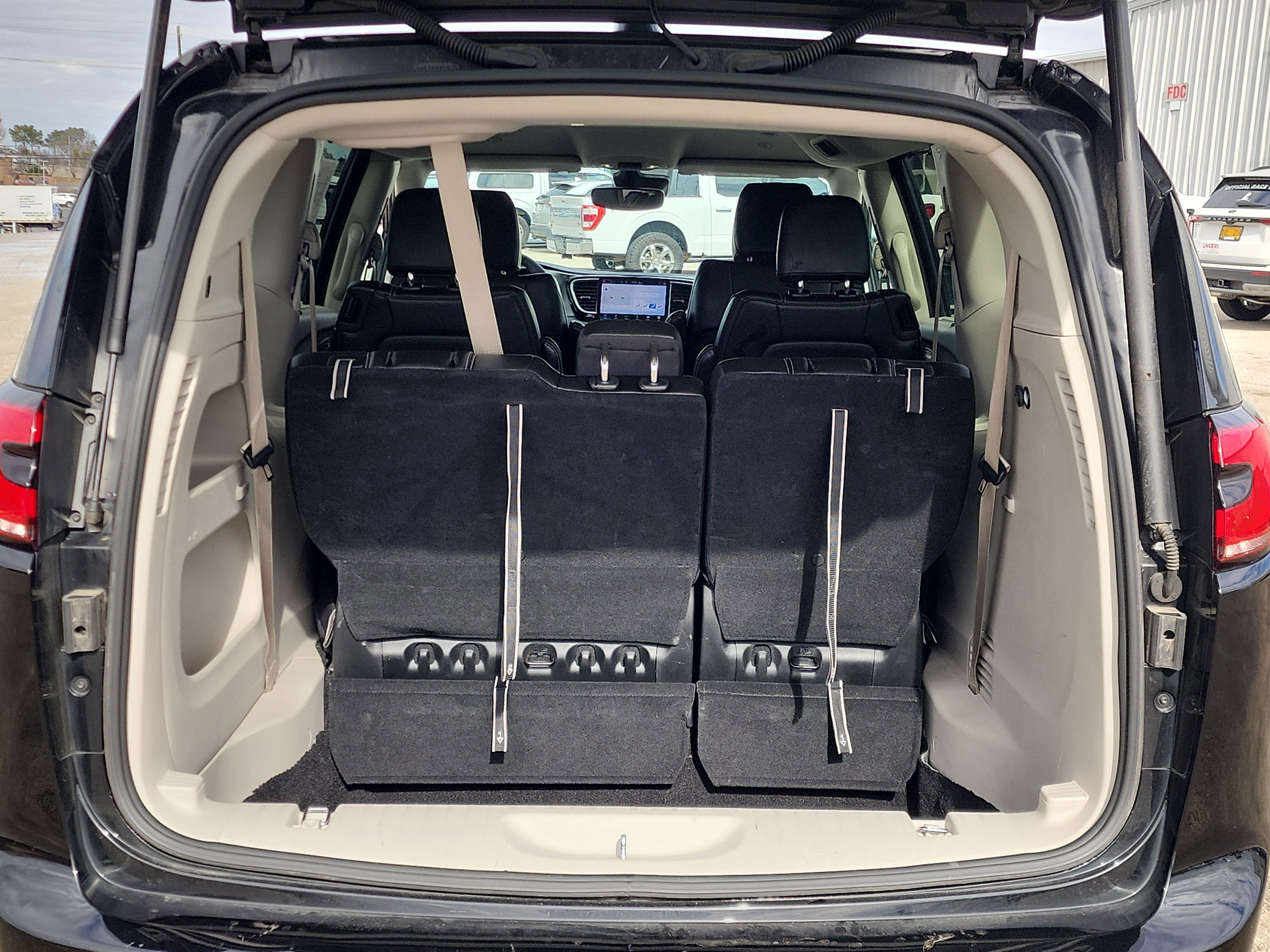 Used 2024 Chrysler Pacifica Touring-L image 15