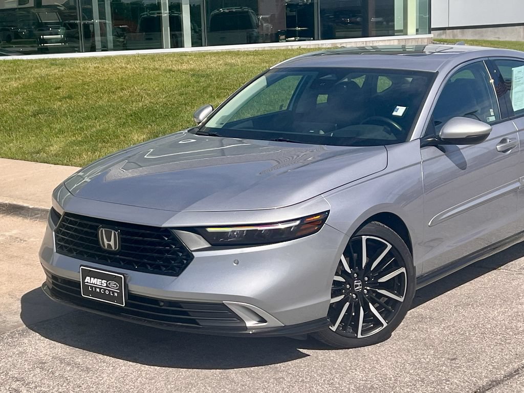 Used 2023 Honda Accord Touring image 2