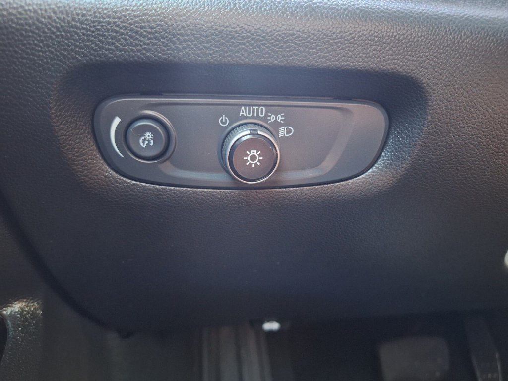 Used 2023 Chevrolet Traverse LT FWD image 16