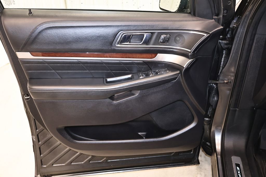 Certified 2018 Ford Explorer Platinum AWD/4WD image 11
