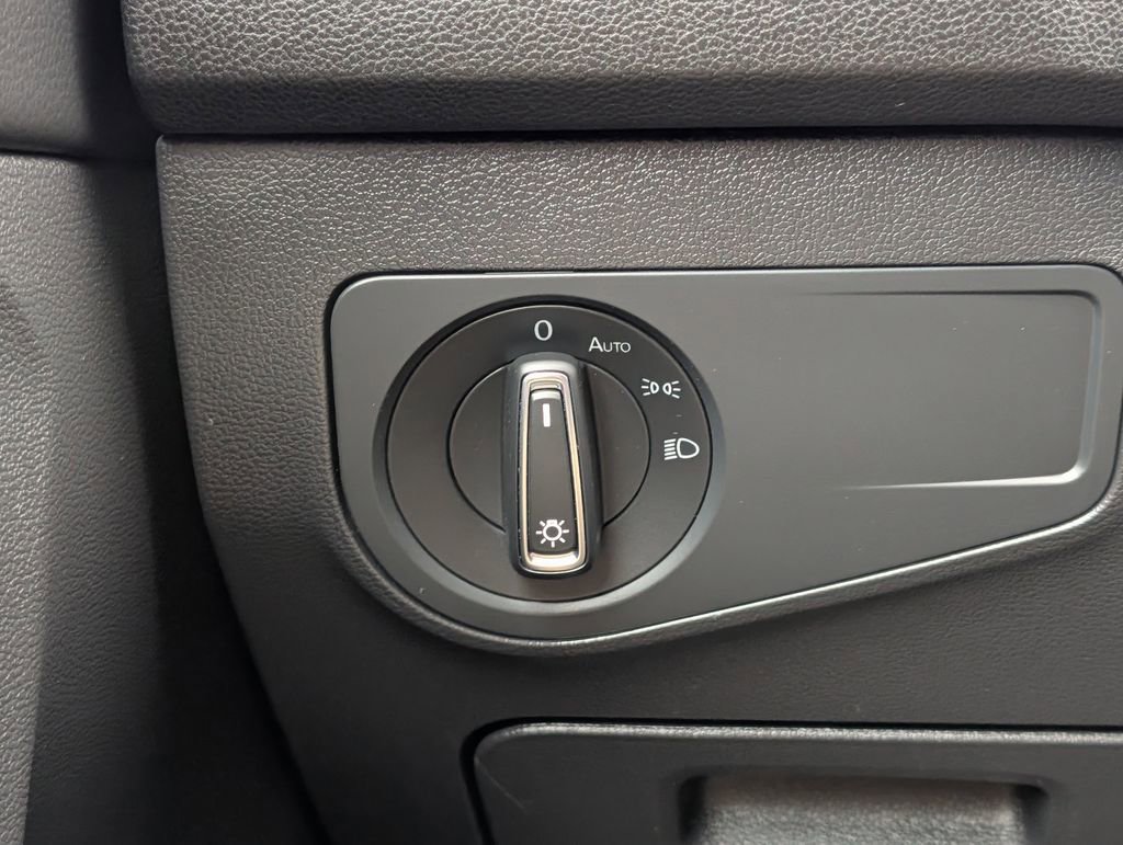Used 2023 Volkswagen Tiguan SE image 16