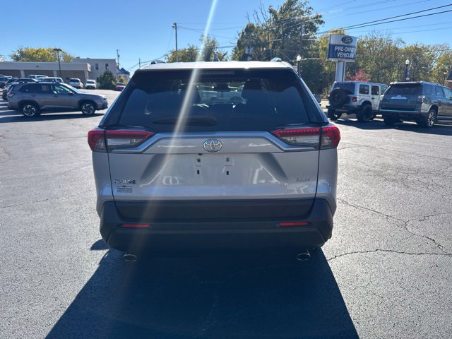 Used 2019 Toyota RAV4 XLE Premium FWD image 4
