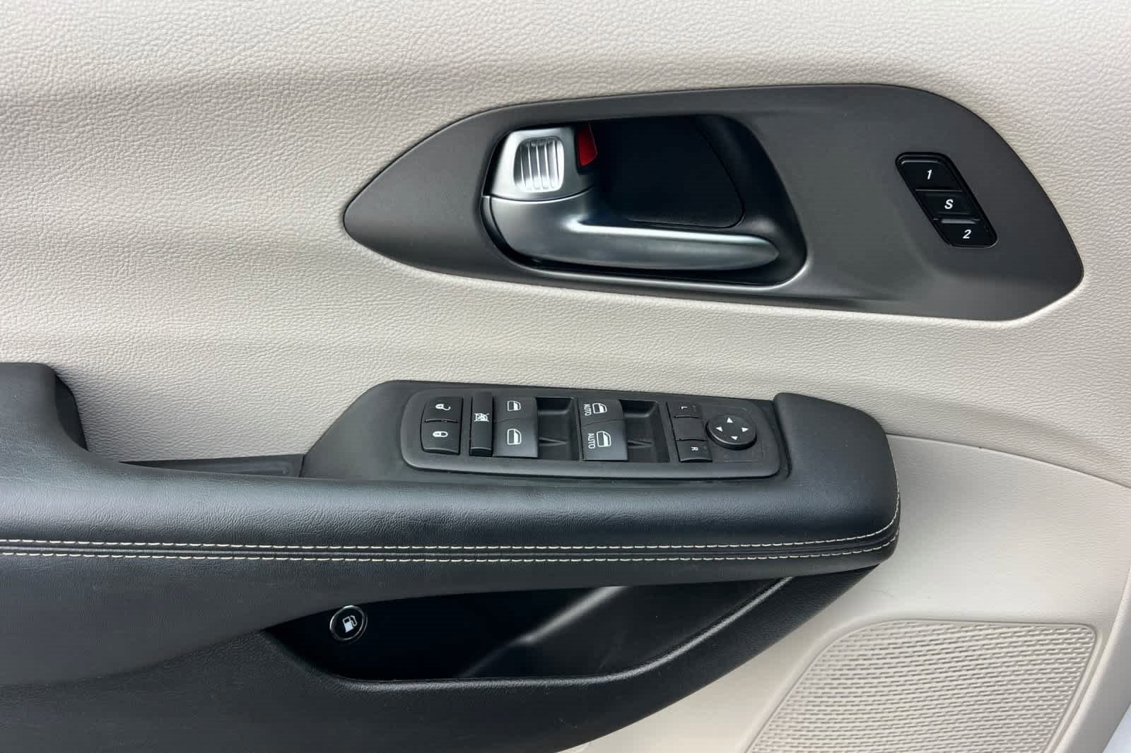 Used 2023 Chrysler Pacifica Touring-L image 13