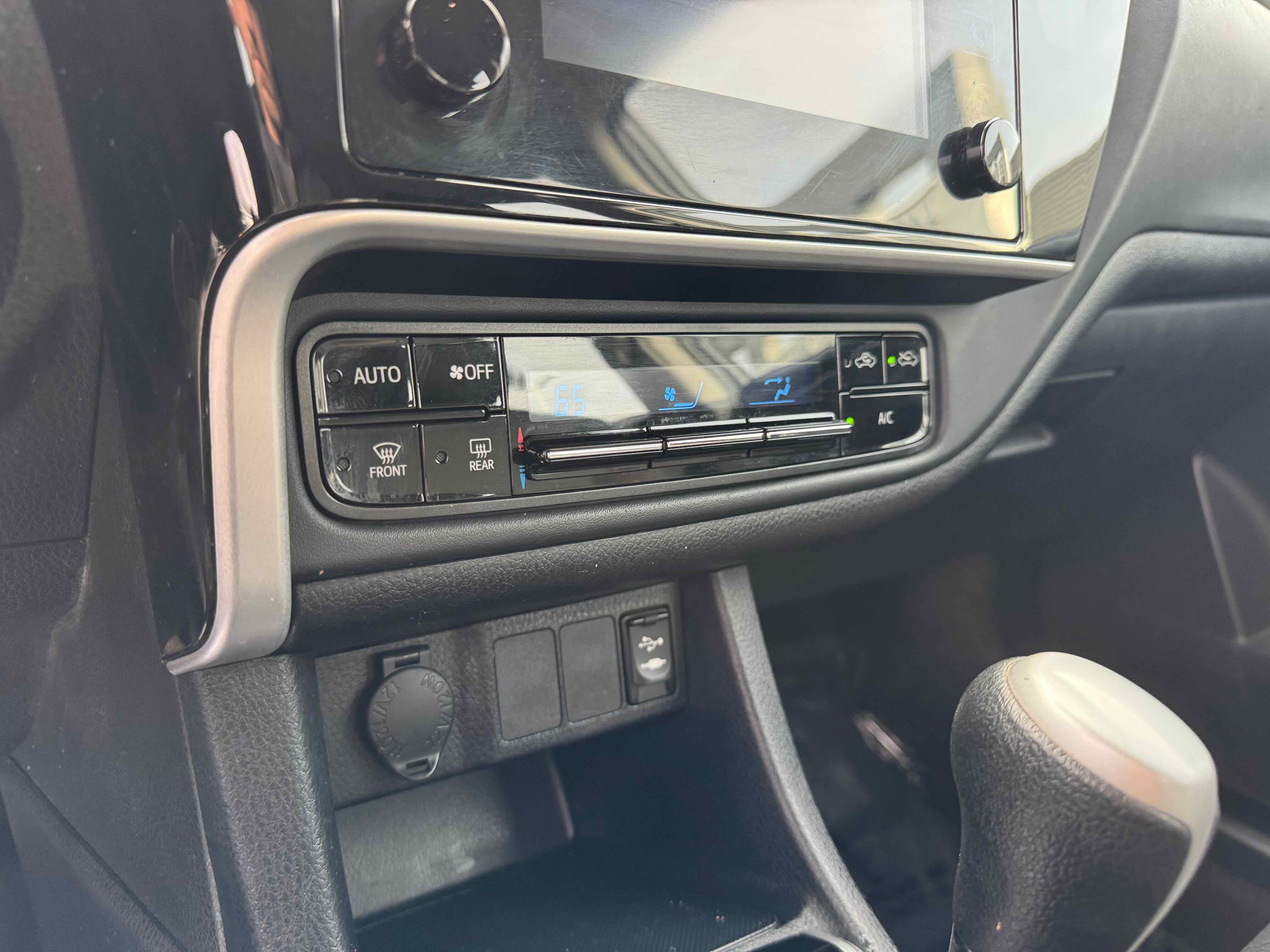 Used 2018 Toyota Corolla LE image 22