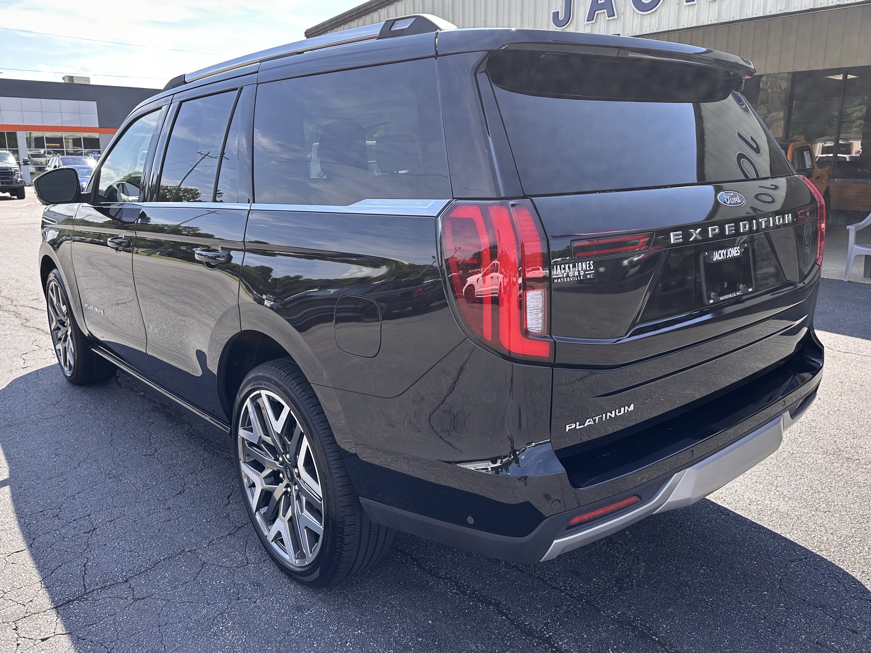 Certified 2025 Ford Expedition Platinum w/ Platinum Ultimate Package AWD/4WD image 8