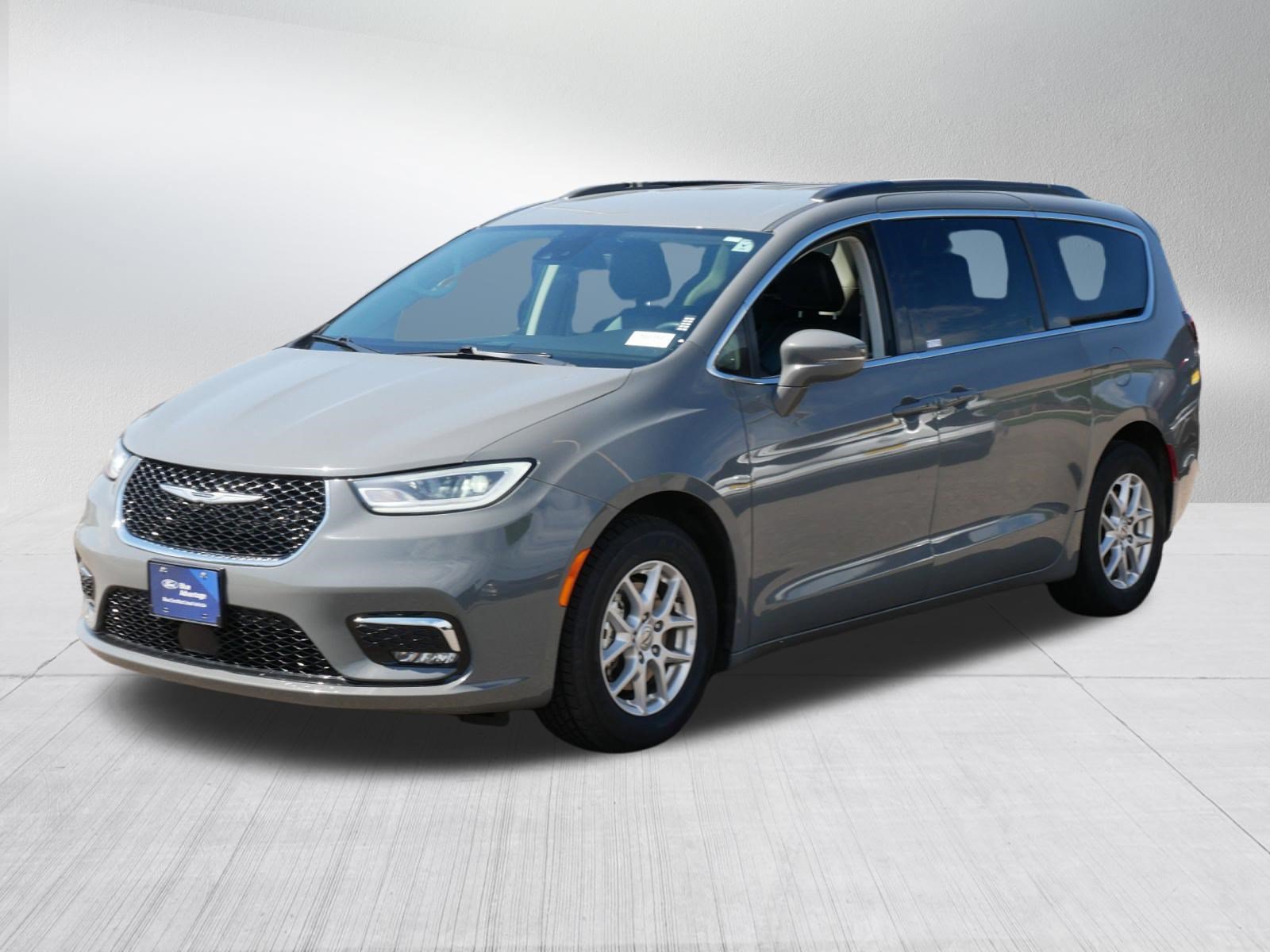 Used 2022 Chrysler Pacifica Touring-L FWD image 3