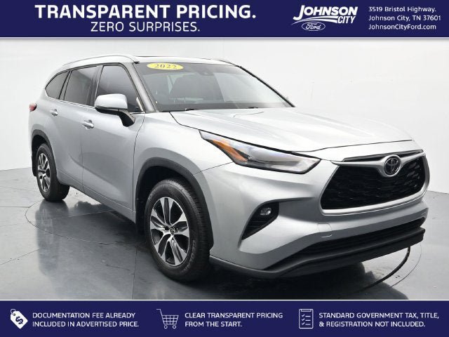 Used 2022 Toyota Highlander XLE AWD/4WD image 1