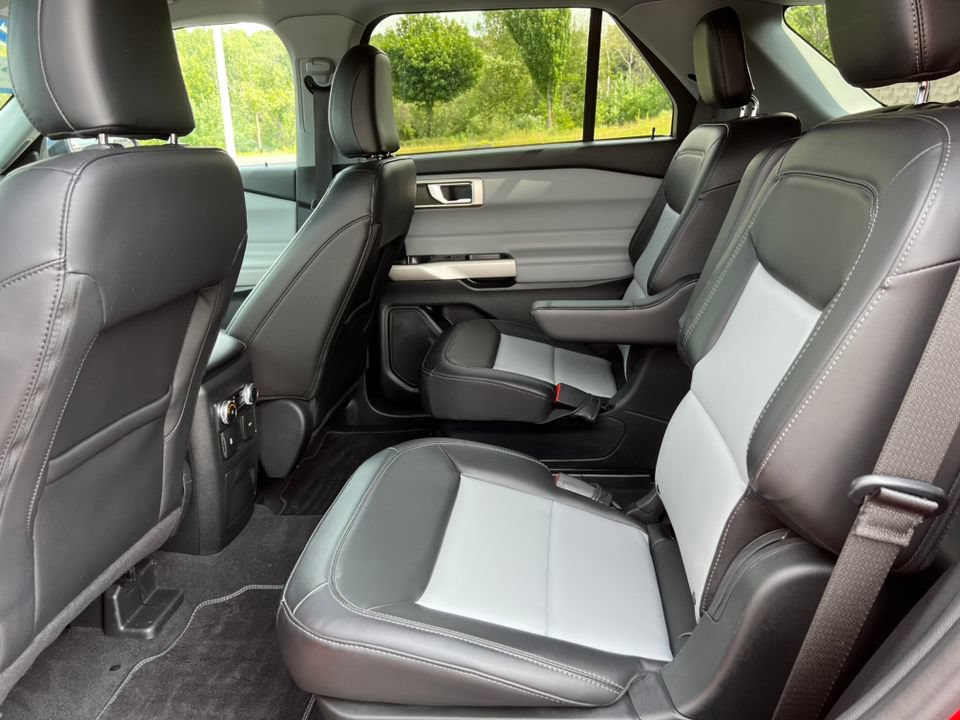 Certified 2023 Ford Explorer XLT w/ Equipment Group 202A AWD/4WD image 4