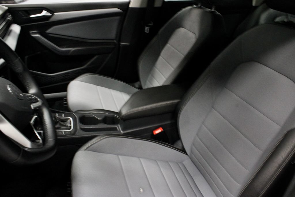 Used 2025 Volkswagen Jetta SE FWD image 23