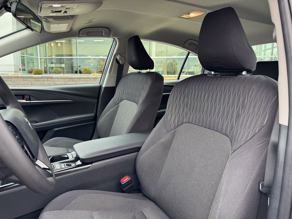 Used 2025 Toyota Camry LE image 10