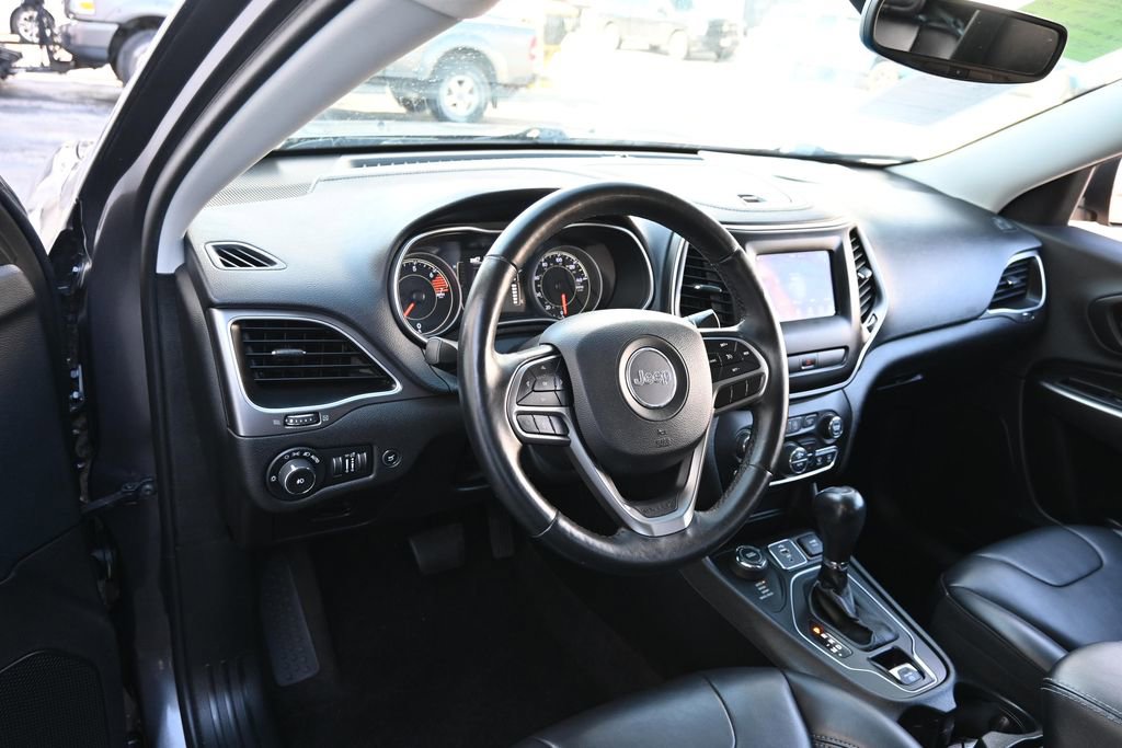 Used 2019 Jeep Cherokee Latitude Plus w/ Comfort/Convenience Group AWD/4WD image 18