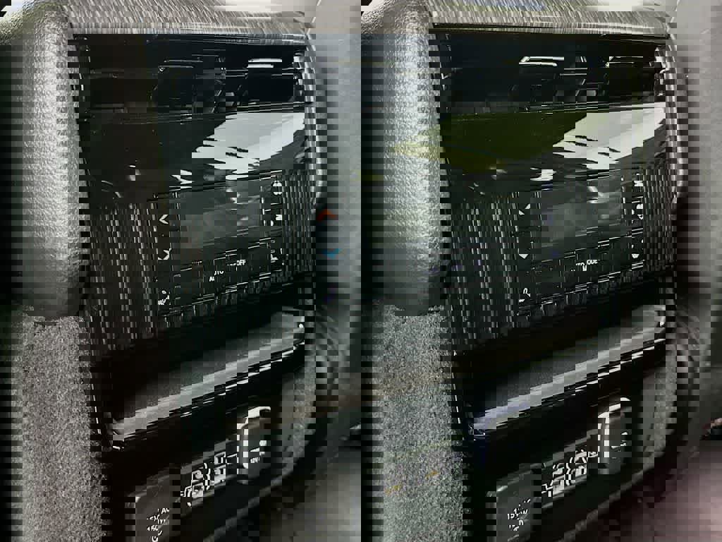 Used 2023 Jeep Wagoneer Series III w/ Preferred Equipment Group image 16