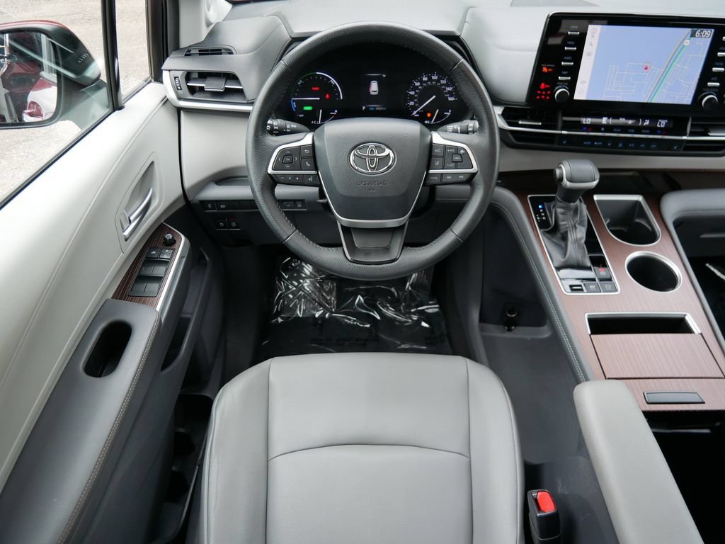 Used 2021 Toyota Sienna XLE w/ XLE Plus Package FWD image 12