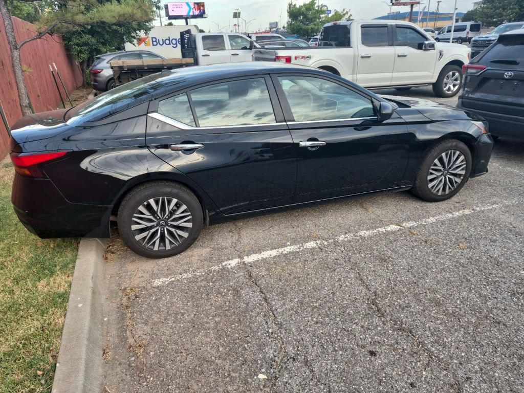 Used 2025 Nissan Altima 2.5 SV FWD image 15